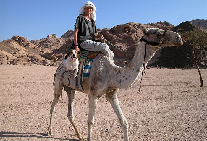 Steffi mit Lucy auf dem Kamel