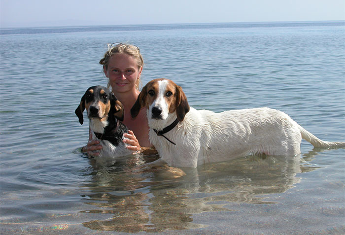 Steffi mit Lucy und Lara im Meer