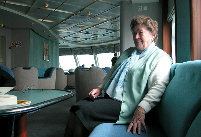 Oma Gerda auf dem Schiff